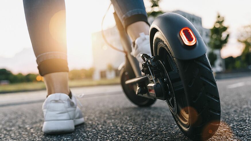 femme scooter électrique